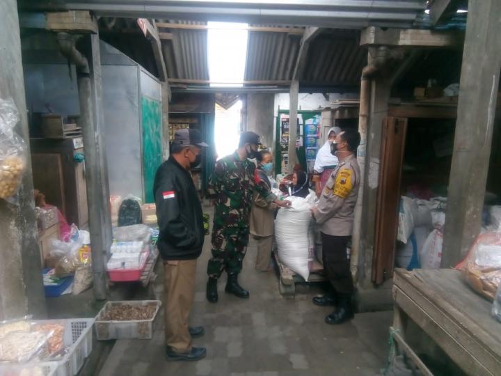 Babinsa Koramil 16/Srumbung Patroli Cegah Penyebaran Covid-19